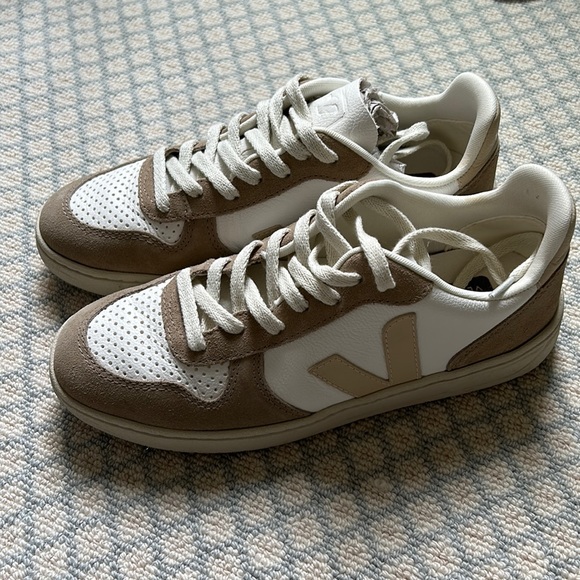 Veja V10 Sneakers in Extra White Sable Sahara - Picture 2 of 11